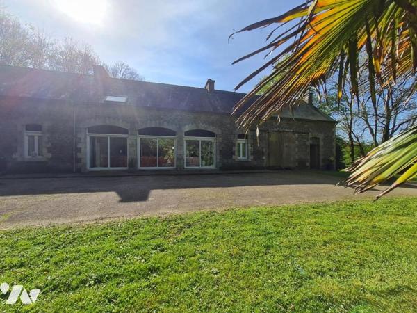 À Vendre à Evellys (Moustoir-Remungol) Anicenne écurie du manoir avec dépendance sur 4 759 m²