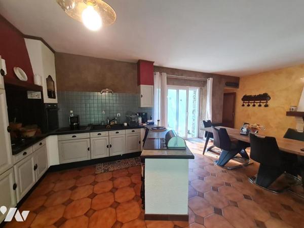 À Vendre à Evellys (Moustoir-Remungol) Anicenne écurie du manoir avec dépendance sur 4 759 m²