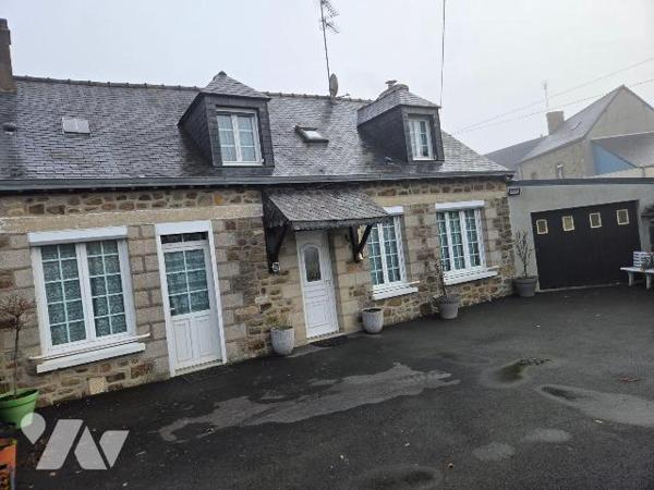 SAINT GEORGES BUTTAVENT- Maison en pierres avec cour, en sortie de bourg , proche MAYENNE.

M...