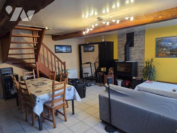 SAINT GEORGES BUTTAVENT- Maison en pierres avec cour, en sortie de bourg , proche MAYENNE.

M...