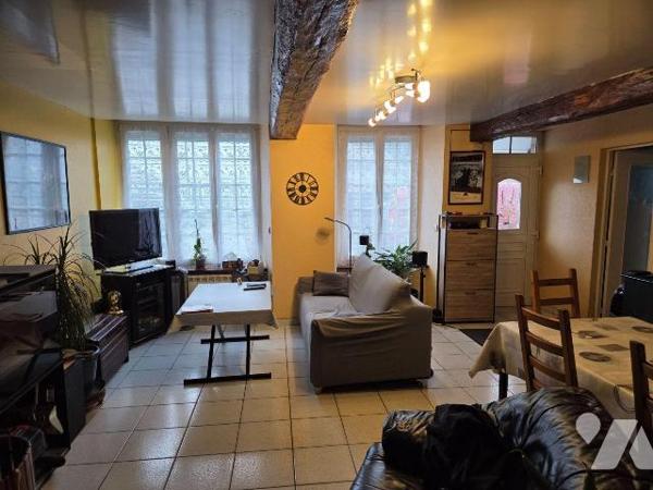 SAINT GEORGES BUTTAVENT- Maison en pierres avec cour, en sortie de bourg , proche MAYENNE.

M...