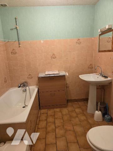 SAINT GEORGES BUTTAVENT- Maison en pierres avec cour, en sortie de bourg , proche MAYENNE.

M...