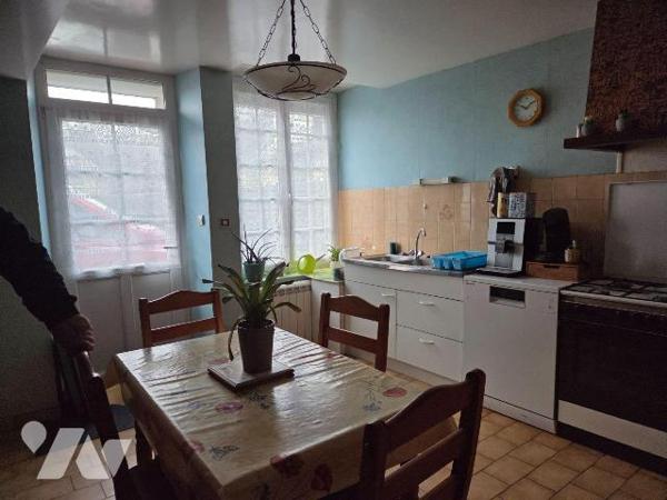 SAINT GEORGES BUTTAVENT- Maison en pierres avec cour, en sortie de bourg , proche MAYENNE.

M...