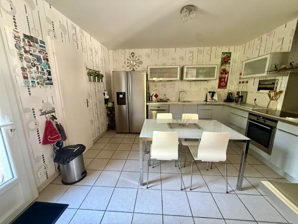 Maison
         7 pièces
        - 160 m² Bien prestige 940 000 € *
