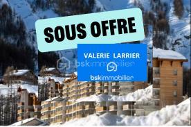 Valérie LARRIER vous propose **En exclusivité** ce joli appartement de 35 m².

Ses points forts :
Un séjour lumineux avec coin cuisine équipée
Une chambre avec lit double
Une cabine avec lits superposés
Une terrasse de 12 m2, idéale pour profiter du soleil

Résidence avec ASCENSEUR et sécurisée par un DIGICODE


VENDU AVEC UNE PLACE DE PARKING EXTERIEURE

Que ce soit pour une résidence secondaire ou un investissement locatif rentable, cet appartement 3 pièces saura vous séduire par son agencement fonctionnel.

Les charges comprennent l’eau et l’électricité
Taxe foncière : 694 €