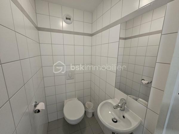 Valérie LARRIER vous propose **En exclusivité** ce joli appartement de 35 m².

Ses points forts :
Un séjour lumineux avec coin cuisine équipée
Une chambre avec lit double
Une cabine avec lits superposés
Une terrasse de 12 m2, idéale pour profiter du soleil

Résidence avec ASCENSEUR et sécurisée par un DIGICODE


VENDU AVEC UNE PLACE DE PARKING EXTERIEURE

Que ce soit pour une résidence secondaire ou un investissement locatif rentable, cet appartement 3 pièces saura vous séduire par son agencement fonctionnel.

Les charges comprennent l’eau et l’électricité
Taxe foncière : 694 €
