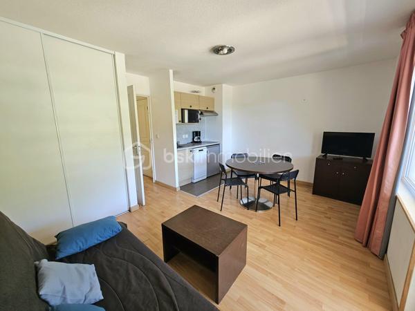 Valérie LARRIER vous propose **En exclusivité** ce joli appartement de 35 m².

Ses points forts :
Un séjour lumineux avec coin cuisine équipée
Une chambre avec lit double
Une cabine avec lits superposés
Une terrasse de 12 m2, idéale pour profiter du soleil

Résidence avec ASCENSEUR et sécurisée par un DIGICODE


VENDU AVEC UNE PLACE DE PARKING EXTERIEURE

Que ce soit pour une résidence secondaire ou un investissement locatif rentable, cet appartement 3 pièces saura vous séduire par son agencement fonctionnel.

Les charges comprennent l’eau et l’électricité
Taxe foncière : 694 €