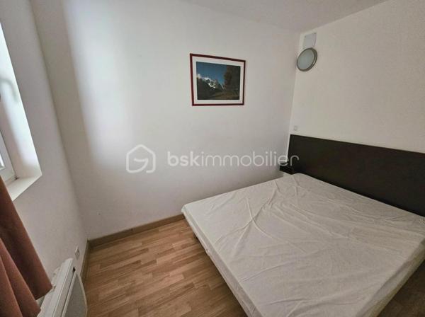 Valérie LARRIER vous propose **En exclusivité** ce joli appartement de 35 m².

Ses points forts :
Un séjour lumineux avec coin cuisine équipée
Une chambre avec lit double
Une cabine avec lits superposés
Une terrasse de 12 m2, idéale pour profiter du soleil

Résidence avec ASCENSEUR et sécurisée par un DIGICODE


VENDU AVEC UNE PLACE DE PARKING EXTERIEURE

Que ce soit pour une résidence secondaire ou un investissement locatif rentable, cet appartement 3 pièces saura vous séduire par son agencement fonctionnel.

Les charges comprennent l’eau et l’électricité
Taxe foncière : 694 €