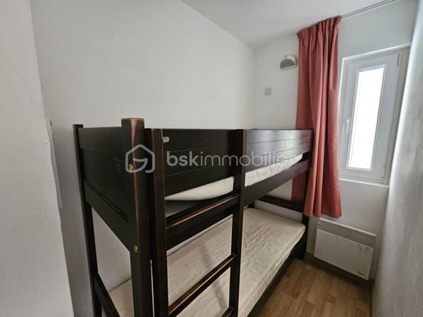 Valérie LARRIER vous propose **En exclusivité** ce joli appartement de 35 m².

Ses points forts :
Un séjour lumineux avec coin cuisine équipée
Une chambre avec lit double
Une cabine avec lits superposés
Une terrasse de 12 m2, idéale pour profiter du soleil

Résidence avec ASCENSEUR et sécurisée par un DIGICODE


VENDU AVEC UNE PLACE DE PARKING EXTERIEURE

Que ce soit pour une résidence secondaire ou un investissement locatif rentable, cet appartement 3 pièces saura vous séduire par son agencement fonctionnel.

Les charges comprennent l’eau et l’électricité
Taxe foncière : 694 €