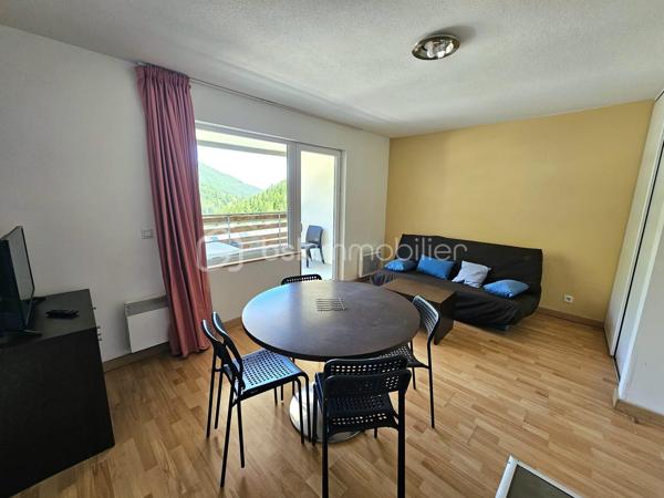 Valérie LARRIER vous propose **En exclusivité** ce joli appartement de 35 m².

Ses points forts :
Un séjour lumineux avec coin cuisine équipée
Une chambre avec lit double
Une cabine avec lits superposés
Une terrasse de 12 m2, idéale pour profiter du soleil

Résidence avec ASCENSEUR et sécurisée par un DIGICODE


VENDU AVEC UNE PLACE DE PARKING EXTERIEURE

Que ce soit pour une résidence secondaire ou un investissement locatif rentable, cet appartement 3 pièces saura vous séduire par son agencement fonctionnel.

Les charges comprennent l’eau et l’électricité
Taxe foncière : 694 €