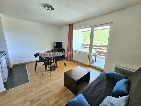 Valérie LARRIER vous propose **En exclusivité** ce joli appartement de 35 m².

Ses points forts :
Un séjour lumineux avec coin cuisine équipée
Une chambre avec lit double
Une cabine avec lits superposés
Une terrasse de 12 m2, idéale pour profiter du soleil

Résidence avec ASCENSEUR et sécurisée par un DIGICODE


VENDU AVEC UNE PLACE DE PARKING EXTERIEURE

Que ce soit pour une résidence secondaire ou un investissement locatif rentable, cet appartement 3 pièces saura vous séduire par son agencement fonctionnel.

Les charges comprennent l’eau et l’électricité
Taxe foncière : 694 €