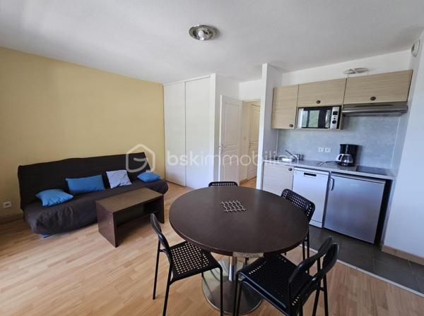 Valérie LARRIER vous propose **En exclusivité** ce joli appartement de 35 m².

Ses points forts :
Un séjour lumineux avec coin cuisine équipée
Une chambre avec lit double
Une cabine avec lits superposés
Une terrasse de 12 m2, idéale pour profiter du soleil

Résidence avec ASCENSEUR et sécurisée par un DIGICODE


VENDU AVEC UNE PLACE DE PARKING EXTERIEURE

Que ce soit pour une résidence secondaire ou un investissement locatif rentable, cet appartement 3 pièces saura vous séduire par son agencement fonctionnel.

Les charges comprennent l’eau et l’électricité
Taxe foncière : 694 €