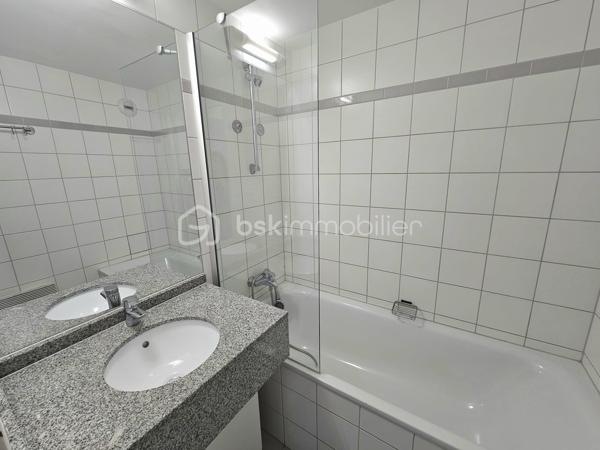 Valérie LARRIER vous propose **En exclusivité** ce joli appartement de 35 m².

Ses points forts :
Un séjour lumineux avec coin cuisine équipée
Une chambre avec lit double
Une cabine avec lits superposés
Une terrasse de 12 m2, idéale pour profiter du soleil

Résidence avec ASCENSEUR et sécurisée par un DIGICODE


VENDU AVEC UNE PLACE DE PARKING EXTERIEURE

Que ce soit pour une résidence secondaire ou un investissement locatif rentable, cet appartement 3 pièces saura vous séduire par son agencement fonctionnel.

Les charges comprennent l’eau et l’électricité
Taxe foncière : 694 €