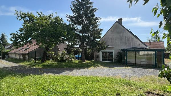 Gros potentiel et bon emplacement pour cette maison avec vie de plain-pied possible + étage à finir d’aménager + volumes en +
