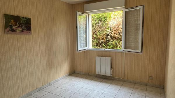 Gros potentiel et bon emplacement pour cette maison avec vie de plain-pied possible + étage à finir d’aménager + volumes en +