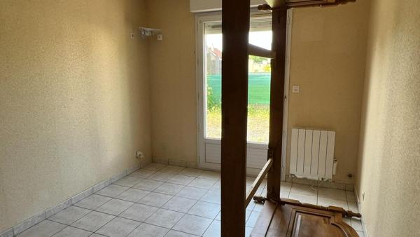 Gros potentiel et bon emplacement pour cette maison avec vie de plain-pied possible + étage à finir d’aménager + volumes en +