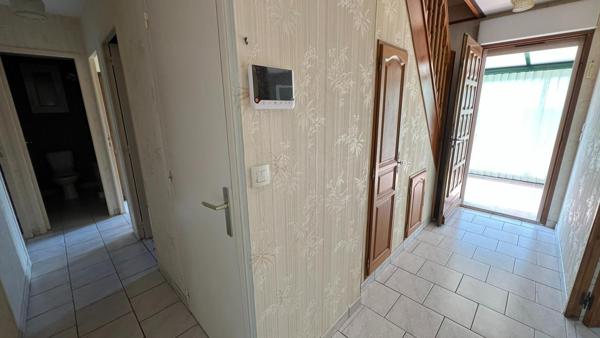 Gros potentiel et bon emplacement pour cette maison avec vie de plain-pied possible + étage à finir d’aménager + volumes en +