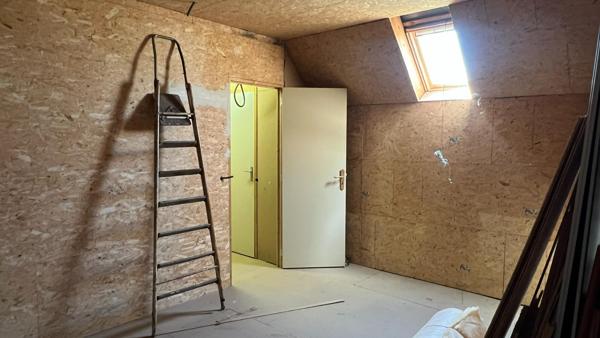 Gros potentiel et bon emplacement pour cette maison avec vie de plain-pied possible + étage à finir d’aménager + volumes en +