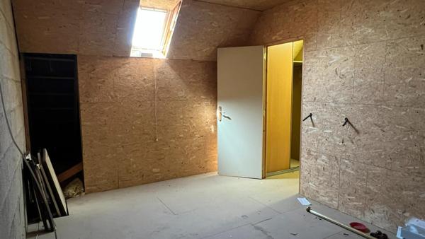Gros potentiel et bon emplacement pour cette maison avec vie de plain-pied possible + étage à finir d’aménager + volumes en +