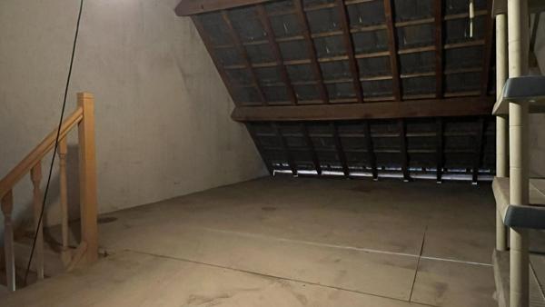 Gros potentiel et bon emplacement pour cette maison avec vie de plain-pied possible + étage à finir d’aménager + volumes en +