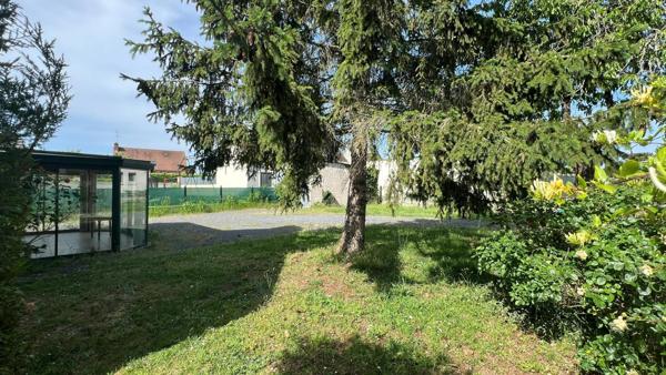 Gros potentiel et bon emplacement pour cette maison avec vie de plain-pied possible + étage à finir d’aménager + volumes en +