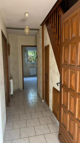 Gros potentiel et bon emplacement pour cette maison avec vie de plain-pied possible + étage à finir d’aménager + volumes en +