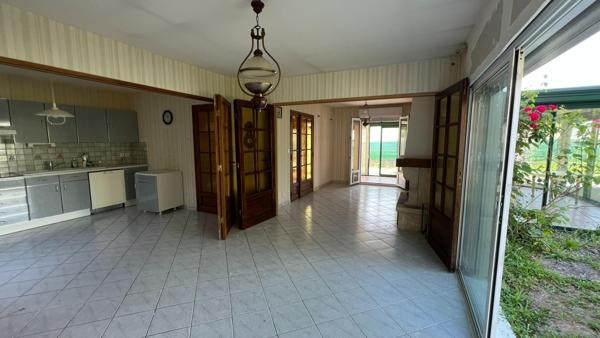 Gros potentiel et bon emplacement pour cette maison avec vie de plain-pied possible + étage à finir d’aménager + volumes en +