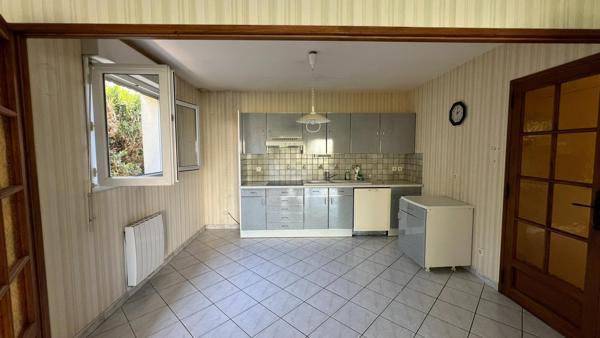 Gros potentiel et bon emplacement pour cette maison avec vie de plain-pied possible + étage à finir d’aménager + volumes en +