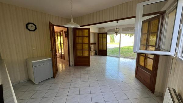 Gros potentiel et bon emplacement pour cette maison avec vie de plain-pied possible + étage à finir d’aménager + volumes en +