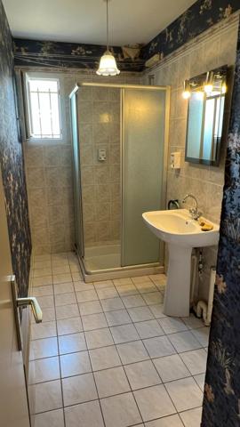 Gros potentiel et bon emplacement pour cette maison avec vie de plain-pied possible + étage à finir d’aménager + volumes en +