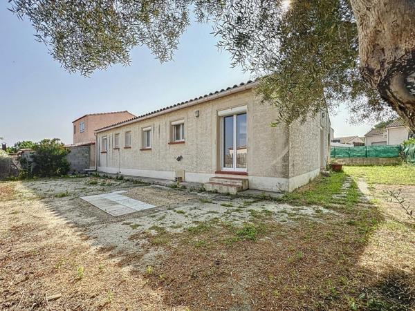 Maison à vendre GIGEAN (34) - Plain-pied T5 - 4 chambres - Terrain clos de 380 m2 - Garage - Parking privatif