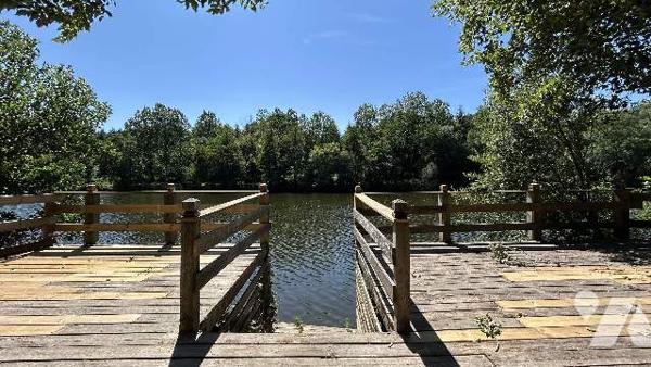 Terrain de loisirs en bordure de rivière