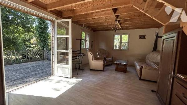 Terrain de loisirs en bordure de rivière