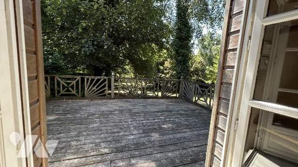 Terrain de loisirs en bordure de rivière
