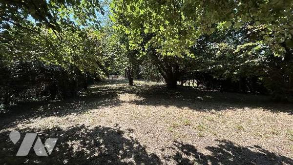 Terrain de loisirs en bordure de rivière
