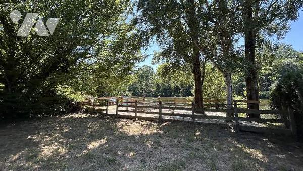 Terrain de loisirs en bordure de rivière
