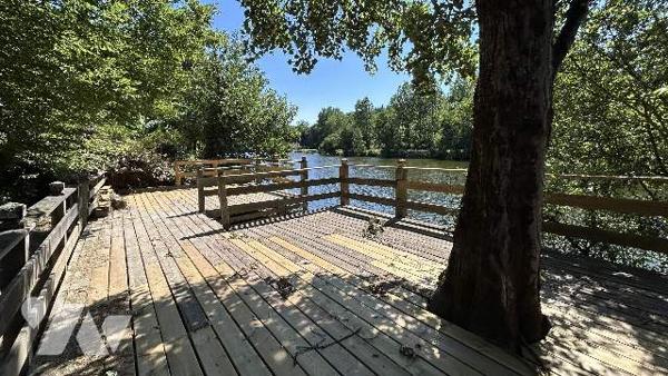 Terrain de loisirs en bordure de rivière