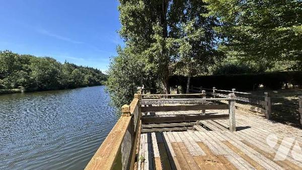 Terrain de loisirs en bordure de rivière