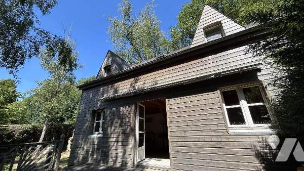 Terrain de loisirs en bordure de rivière