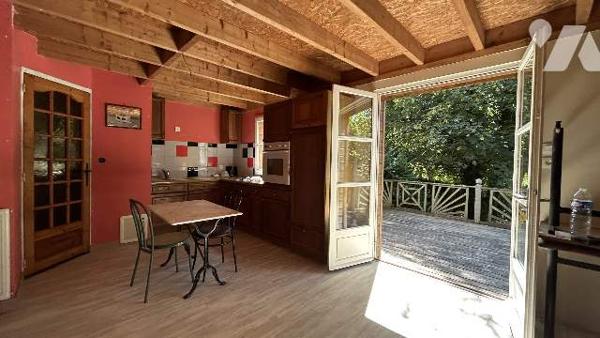 Terrain de loisirs en bordure de rivière