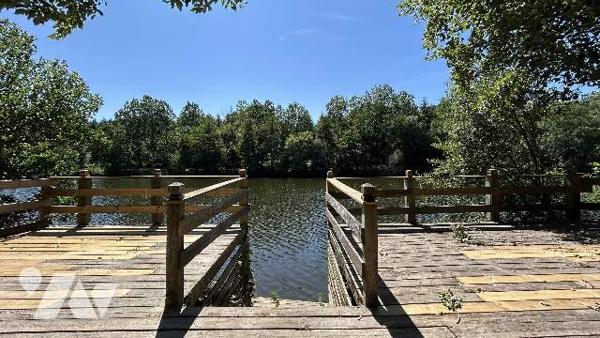 Terrain de loisirs en bordure de rivière