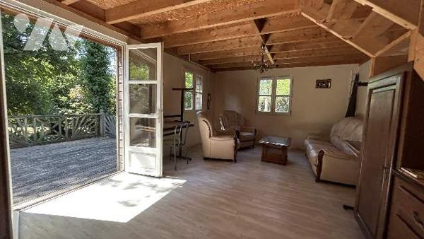 Terrain de loisirs en bordure de rivière