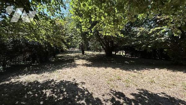 Terrain de loisirs en bordure de rivière