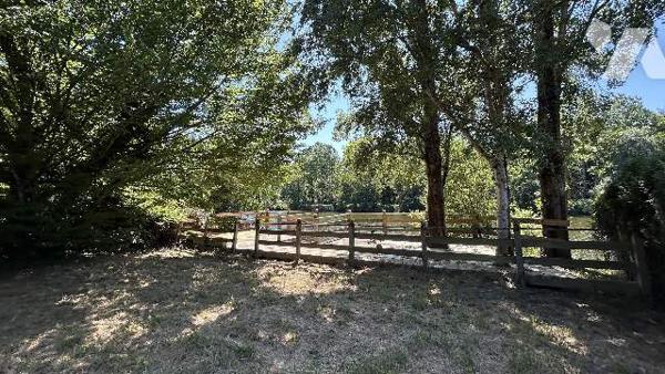 Terrain de loisirs en bordure de rivière