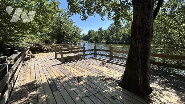 Terrain de loisirs en bordure de rivière