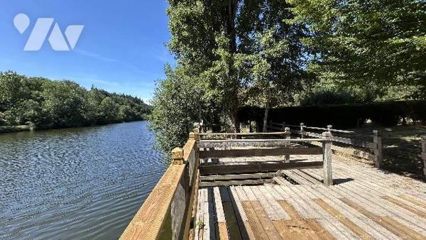 Terrain de loisirs en bordure de rivière