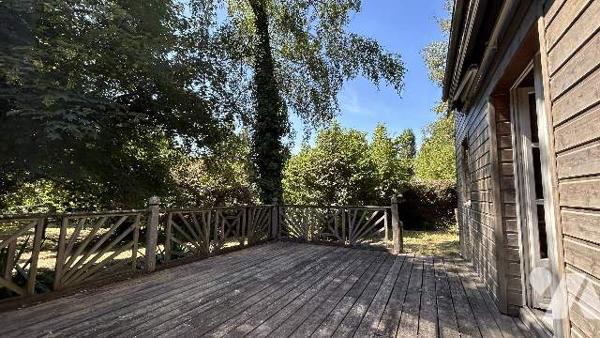 Terrain de loisirs en bordure de rivière