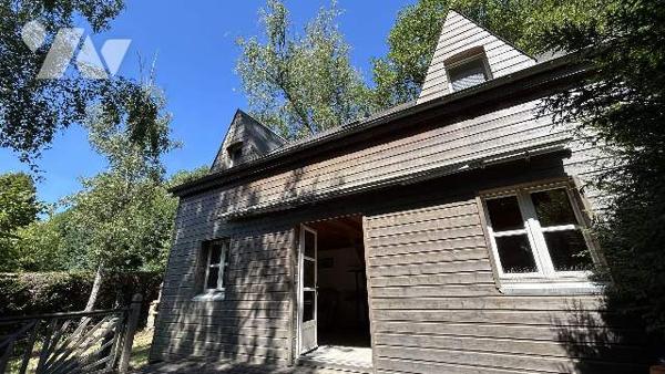 Terrain de loisirs en bordure de rivière