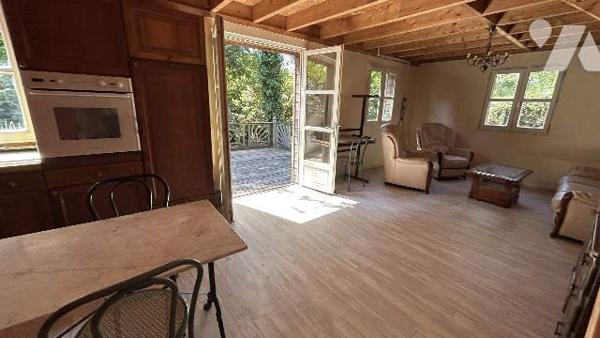 Terrain de loisirs en bordure de rivière