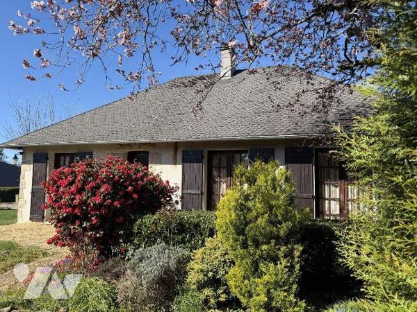 A proximité du centre-ville, une maison de plain-pied comprenant une cuisine aménagée, un salon...